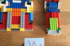ein-buntes-osterei-und-ein-Kelch-scaled