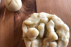 das-letzte-Abendmahl-mit-Brot-und-Wein-aus-Salzteig